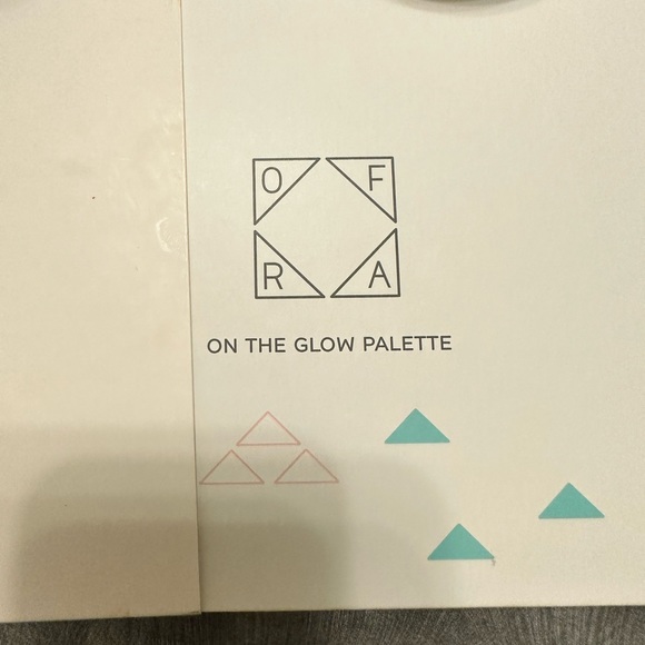 ofra on the glow highlighting and bronzing palette - Picture 4 of 4